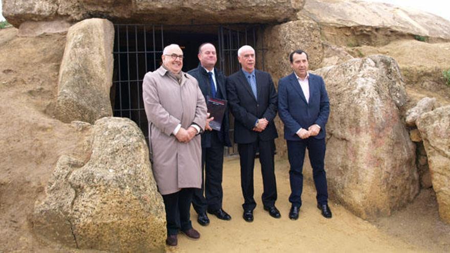 Ruiz, Barón, Alonso y Ruiz Espejo en la entrada del dolmen de Menga.