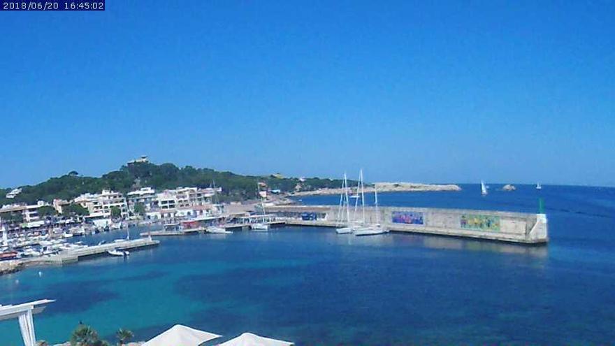 Das Wasser im Hafen von Cala Ratjada strahlt mit dem Himmel um die Wette.