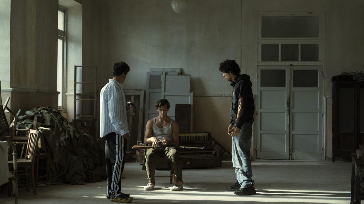 Javier Calvo y Javier Ambrossi en el rodaje de 'La bola negra' junto a Guitarricadelafuente, que debuta como actor.