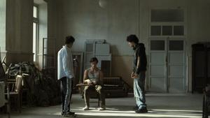 Javier Calvo y Javier Ambrossi en el rodaje de La bola negra junto a Guitarricadelafuente, que debuta como actor.