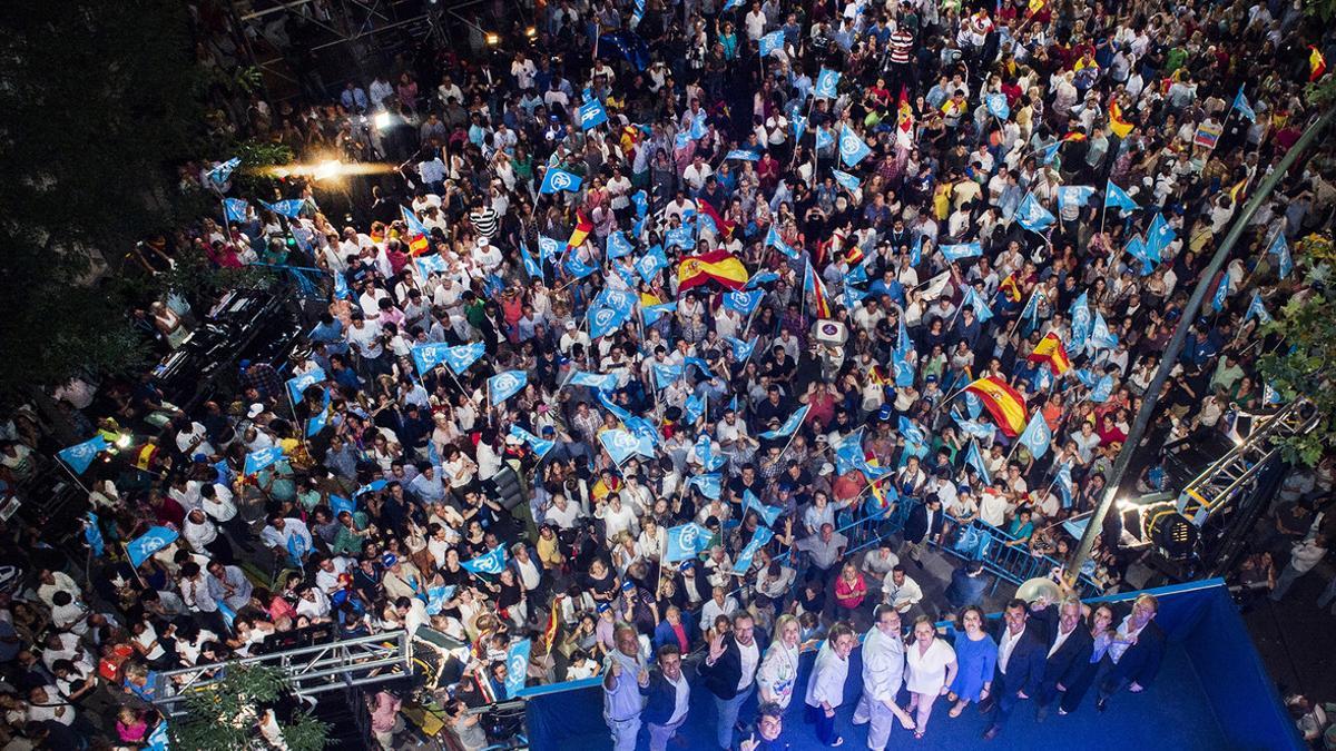 Simpatizantes del PP, la noche del 26-J, desde el balcón de la sede del partido en la calle Génova.