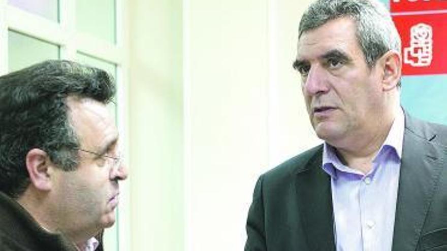 Julio Villarrubia escucha al procurador socialista José Ignacio Martín Benito.