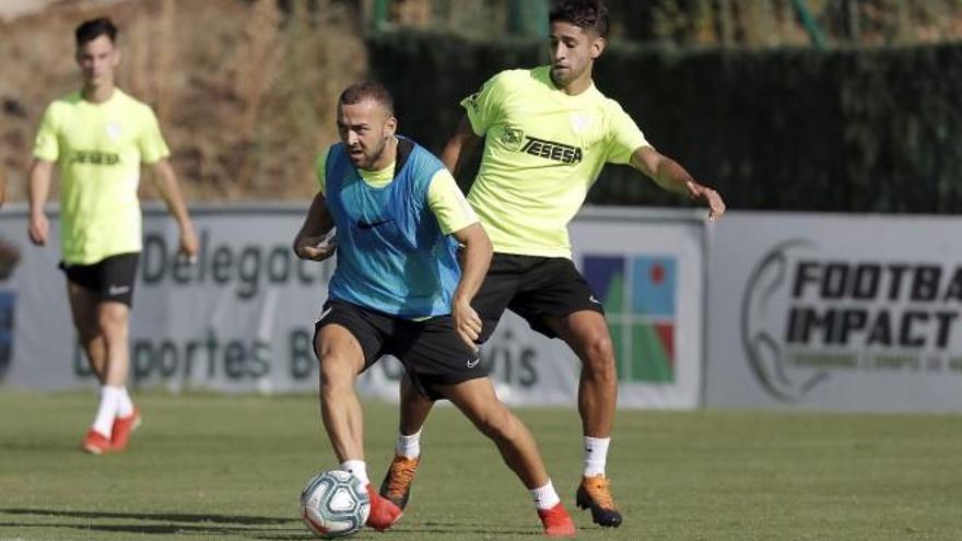 Cecchini, presionando a Keidi Bare en un entrenamiento.