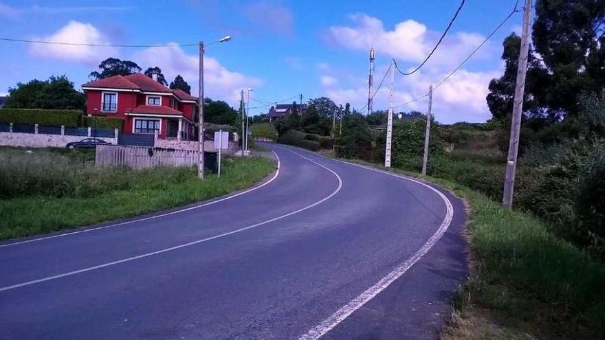 Tramo de la carretera en la que se crearán sendas peatonales y carril bici, en Fontán.