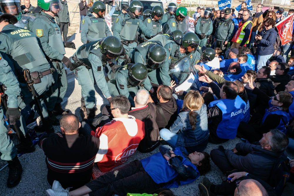 Tensión en la cárcel de Villena por la protesta de los funcionarios