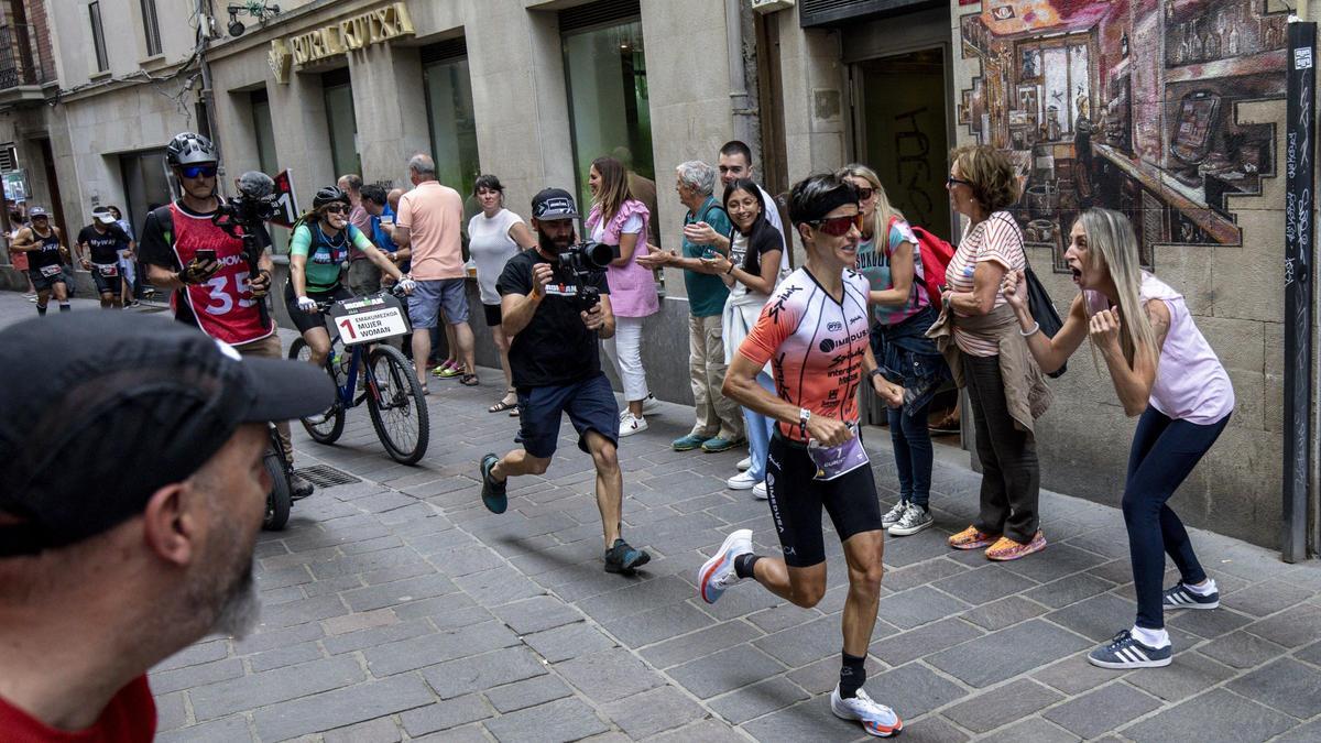 Gurutze Frades corriendo por el centro de Vitoria durante la maratón final en la edición 2023 donde ganó la prueba