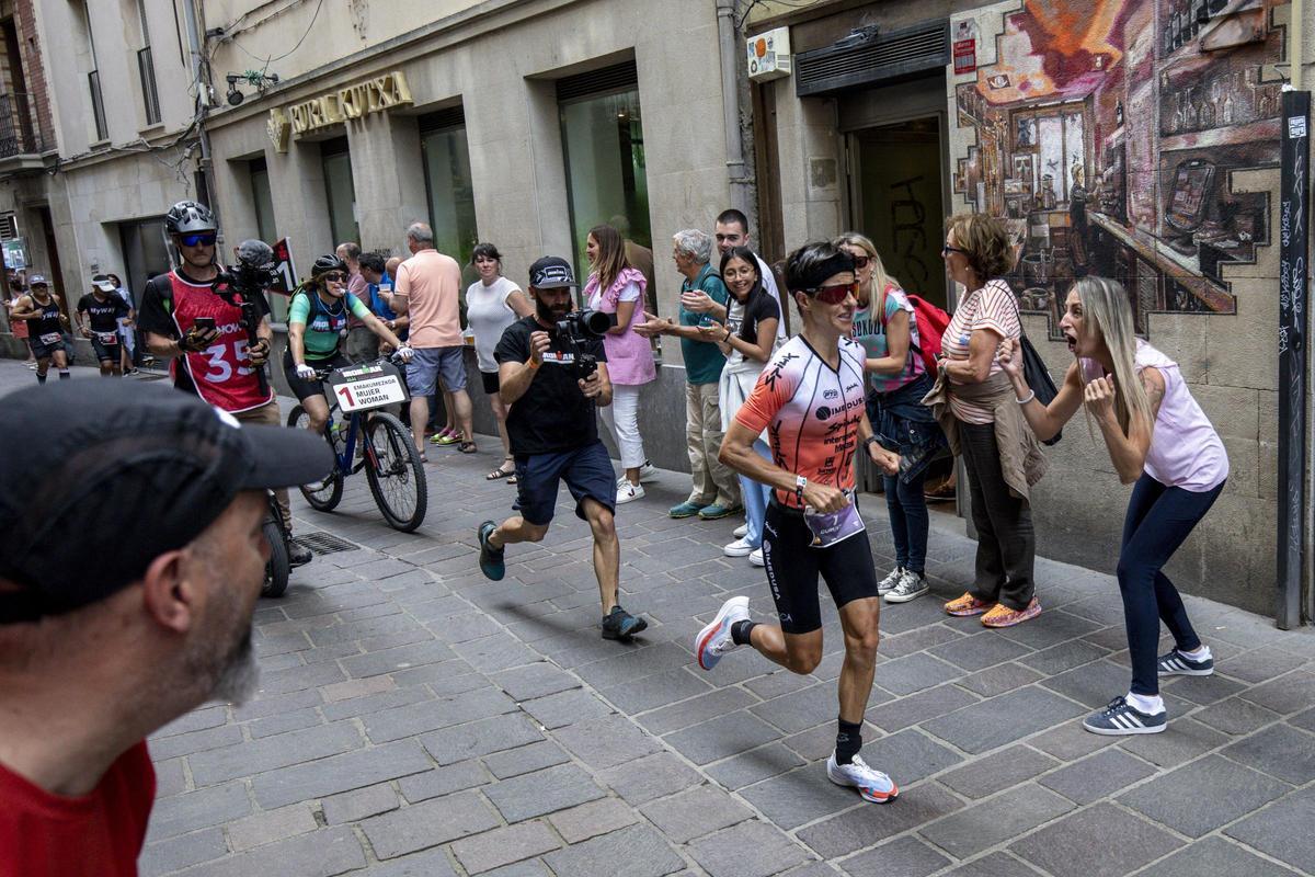 Gurutze Frades corriendo por el centro de Vitoria durante la maratón final en la edición 2023 donde ganó la prueba