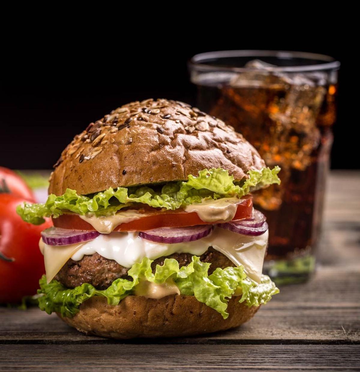 Hamburguesa con salsas, lechuga, tomate y cebolla