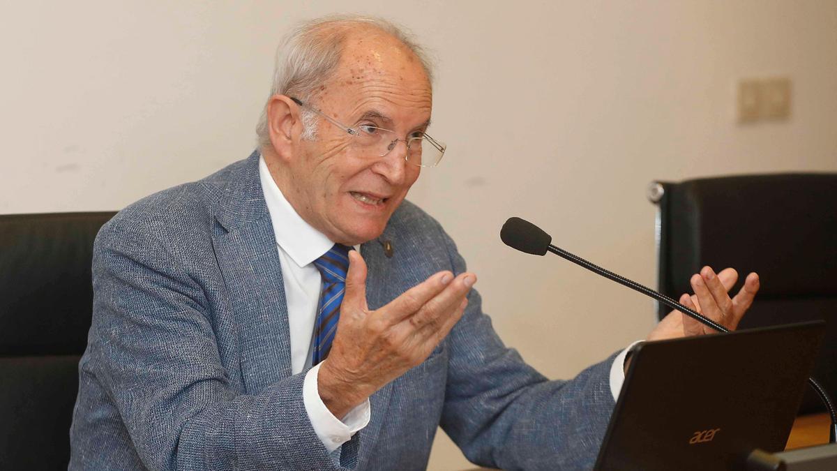 Luis Espada, primer rector de la Universidade de Vigo.