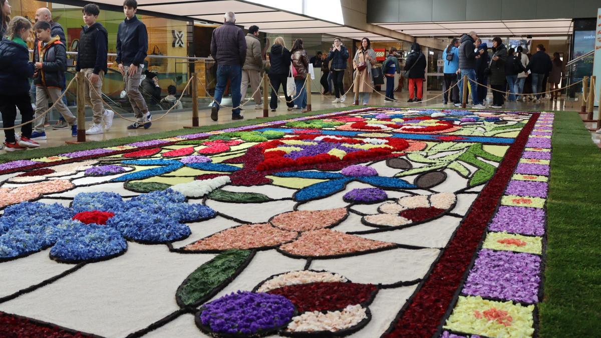 La macroalfombra de flores expuesta en L’illa Diagonal.