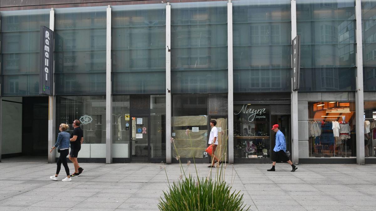 Bajos comerciales exteriores de la plaza Lugo