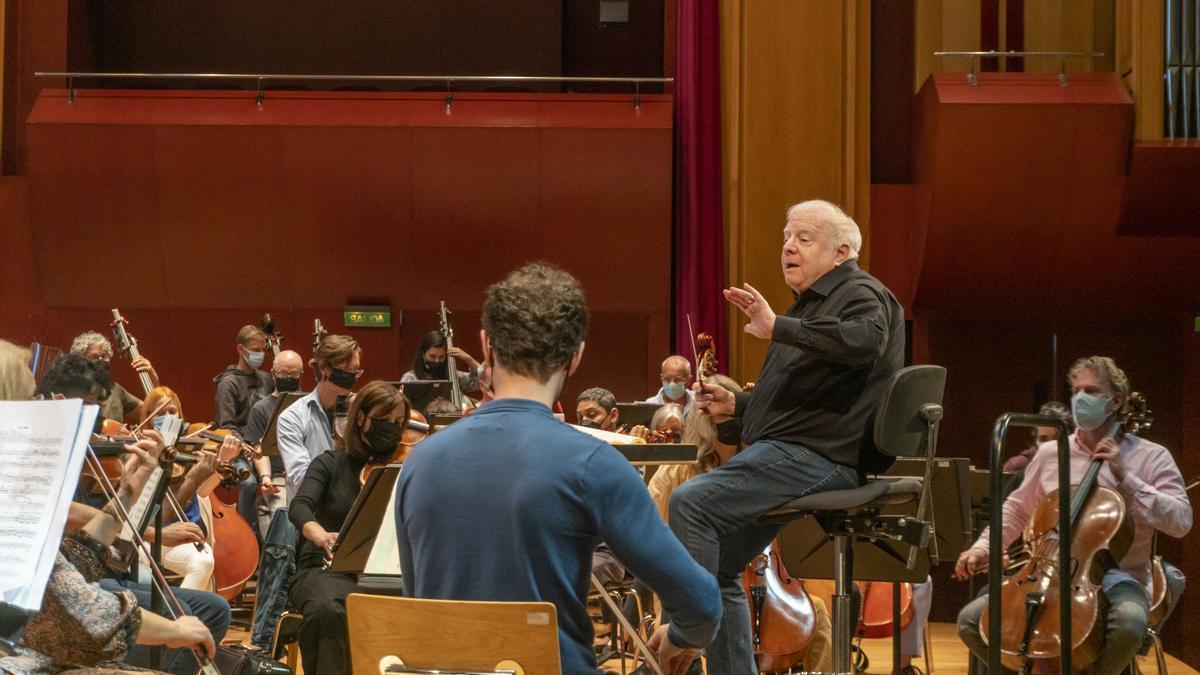 El director Leonard Slatkin ensaya con la Orquesta Filarmónica de Gran Canaria.