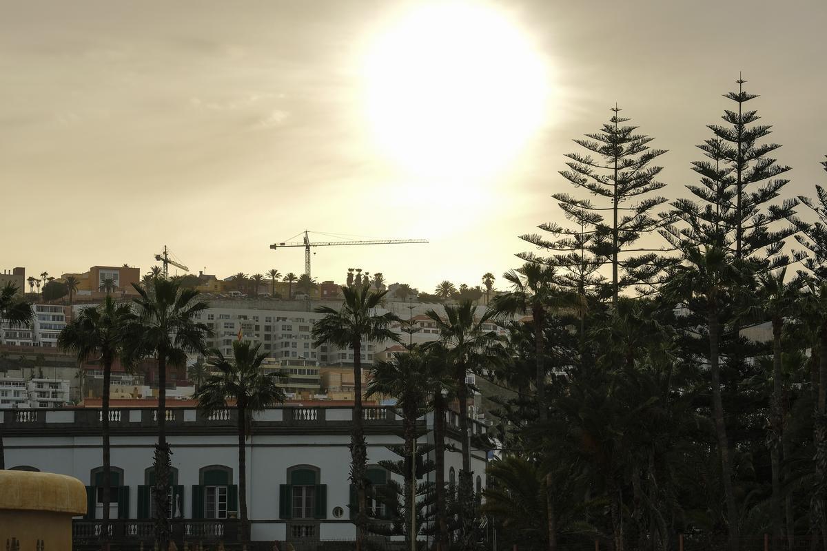 Ligera calima sobre Las Palmas de Gran Canaria el 14 de enero de 2024.