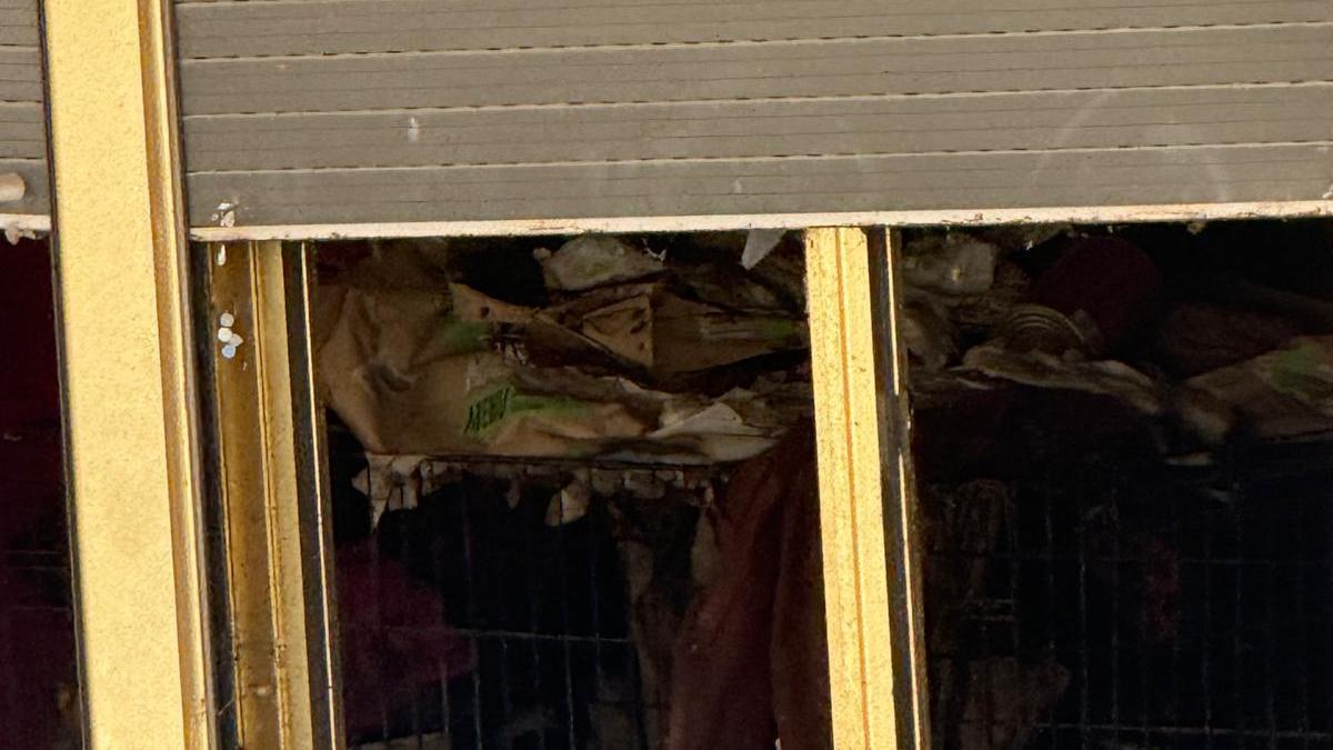 Imagen de este miércoles de la vivienda de Tarragona donde se puede ver el estado del interior de la misma