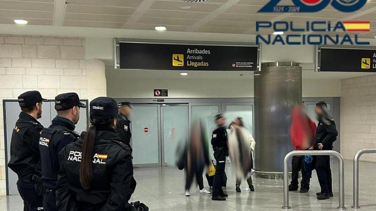 ROBOS COCHES MALLORCA | Detenido por robar dos coches abiertos y con las llaves puestas en el aparcamiento del Aeropuerto de Palma