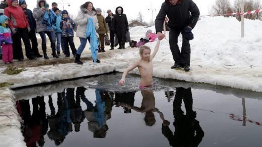 Una nena es banya en aigües gelades per l&#039;Epifania a Moscou