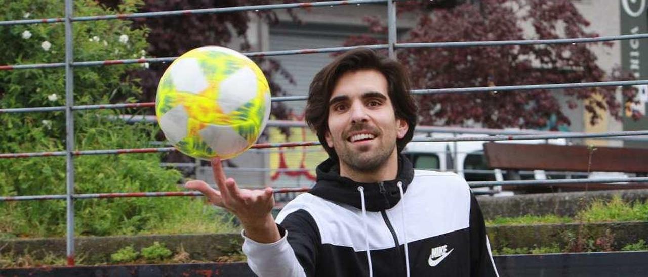 Germán Pérez, ayer, haciendo malabarismos con un balón delante del portal de su casa en Ourense. // Iñaki Osorio