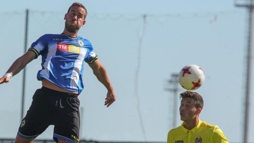 Carlos Fernández cabecea un balón ante el Villarreal B