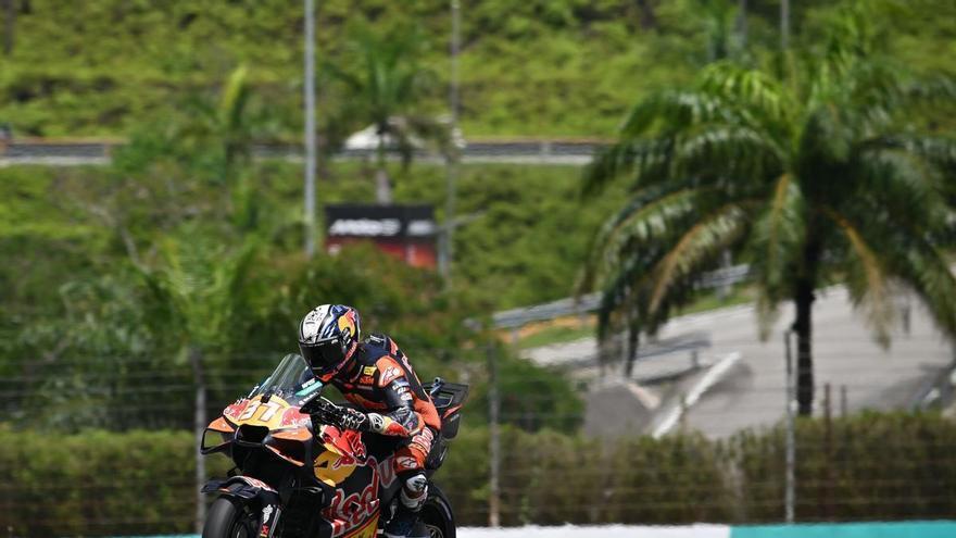 Pedro Acosta se lleva la carrera al sprint de Malasia y Marc Márquez, segundo, refuerza su liderato