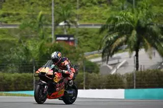 Pedro Acosta se lleva la carrera al sprint de Malasia y Marc Márquez, segundo, refuerza su liderato