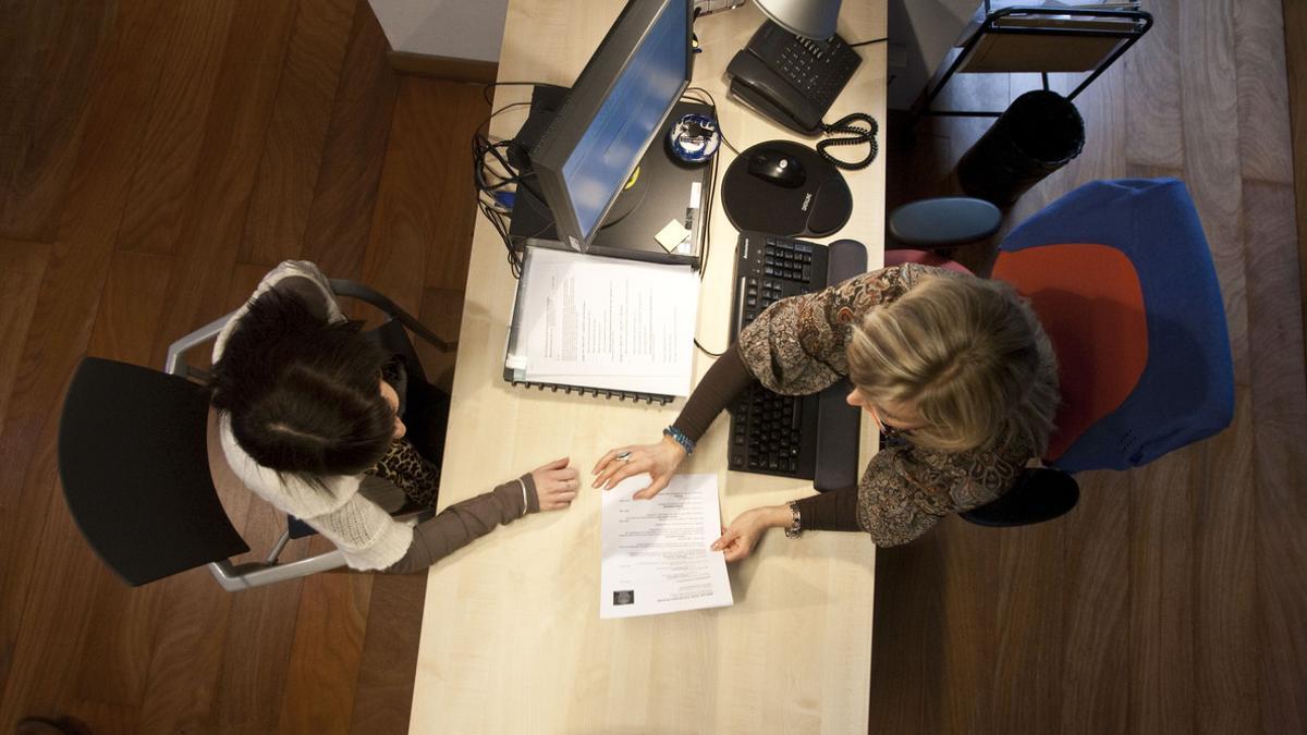 Entrevista laboral a una joven.