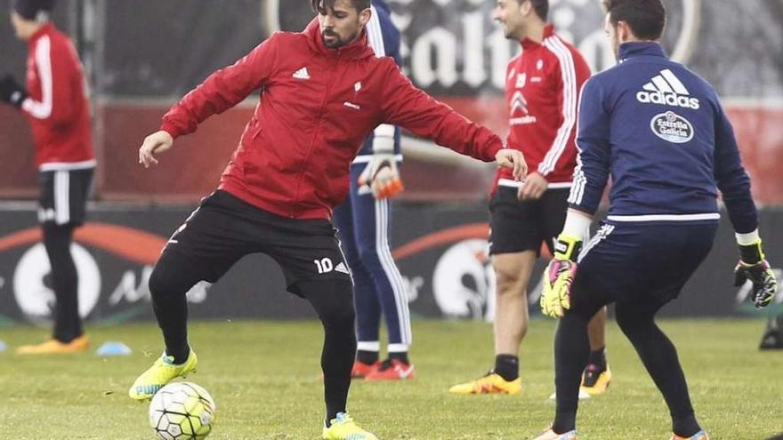 Nolito intenta superar a Sergio Álvarez, en un entrenamiento en A Madroa. // José Lores