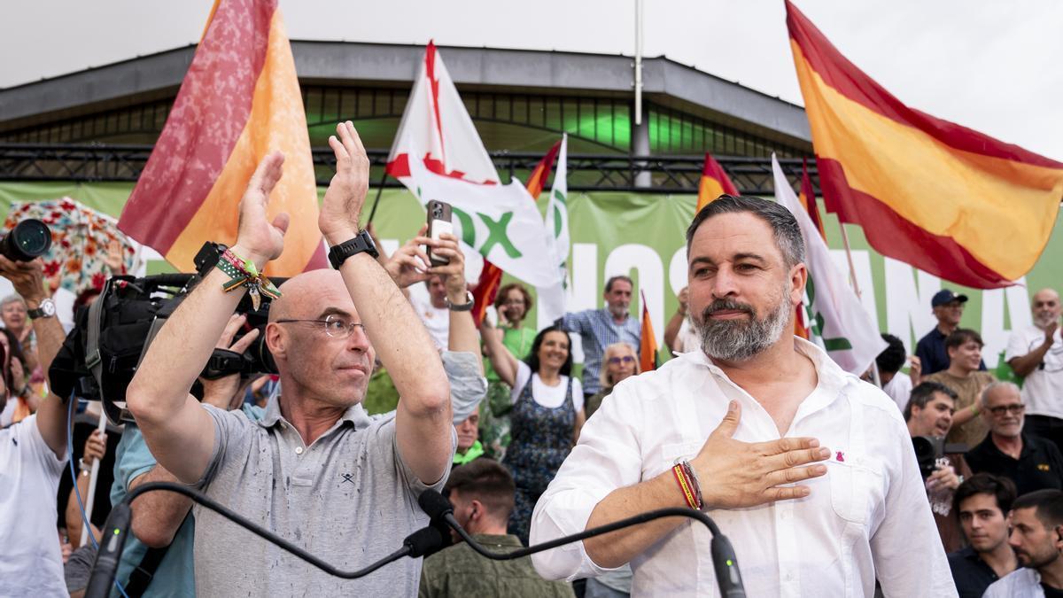 Santiago Abascal junto al candidato de Vox al parlamento europeo, Jorge Buxadé.