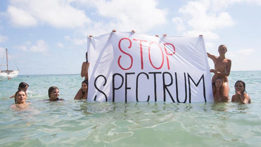 Acción de protesta contra los sondeos de Spectrum, en agosto del año pasado.
