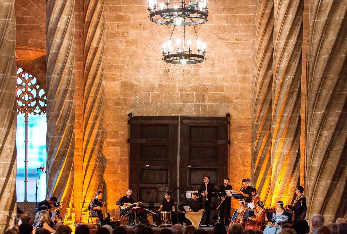 Capella de Ministrers en un concierto en la Lonja de la Seda de Valencia, Monumento Nacional desde 1931 e inscrita en la lista de Patrimonio de la Humanidad por la UNESCO en 1996.