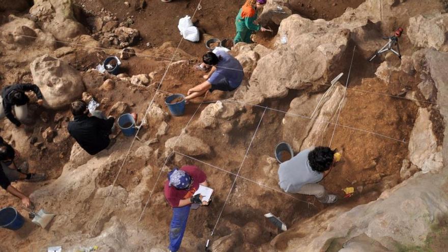 Arqueólogos en el momento de  la excavación en Cova Bonica.