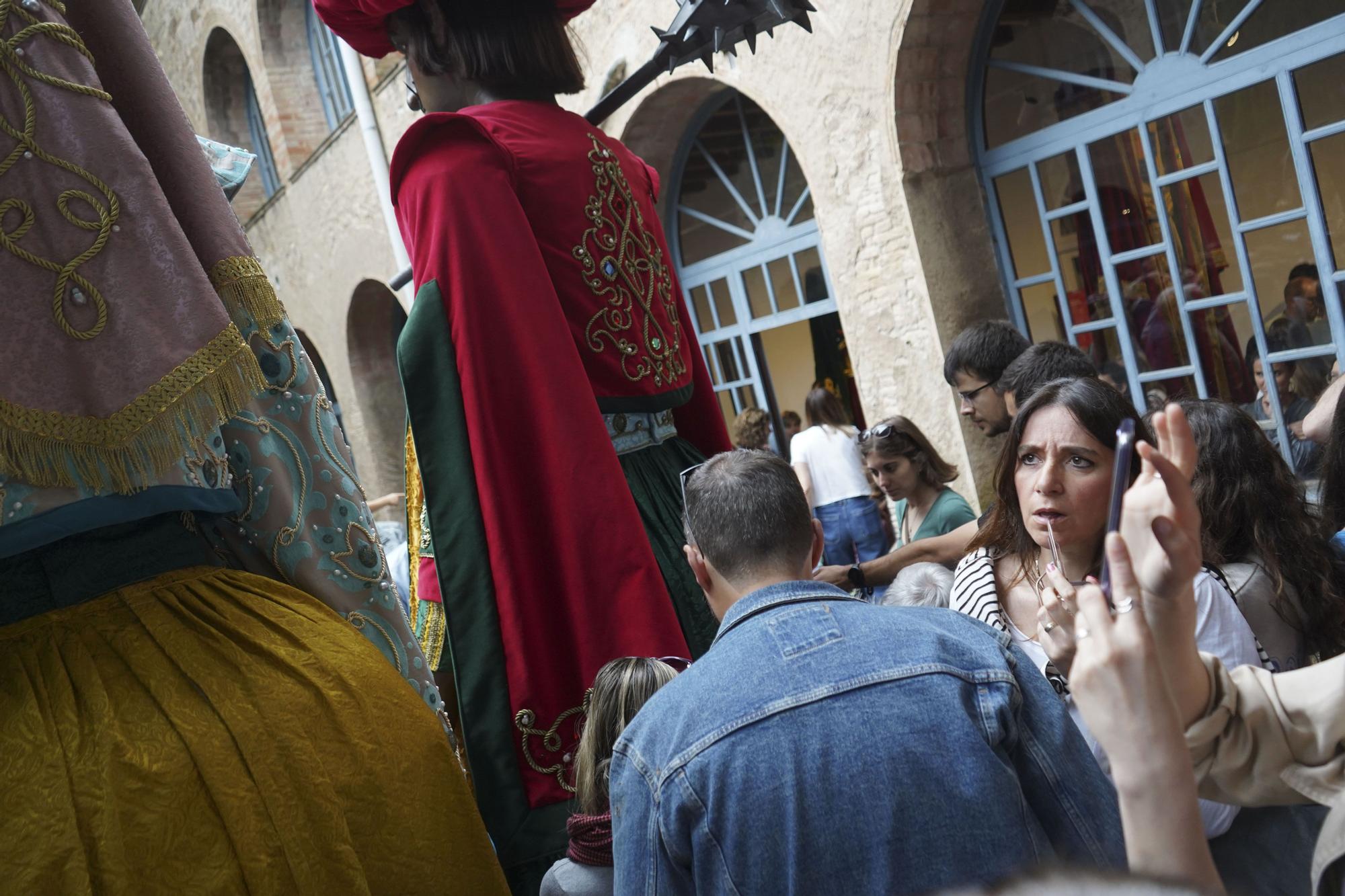 Els gegants de la Patum s'ennobleixen amb nous vestits que encisen els berguedans
