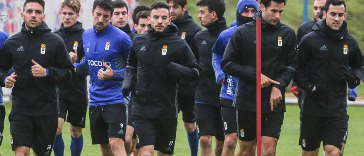 Varios futbolistas del Oviedo hacen carrera continua en el entrenamiento de ayer en El Requexón.