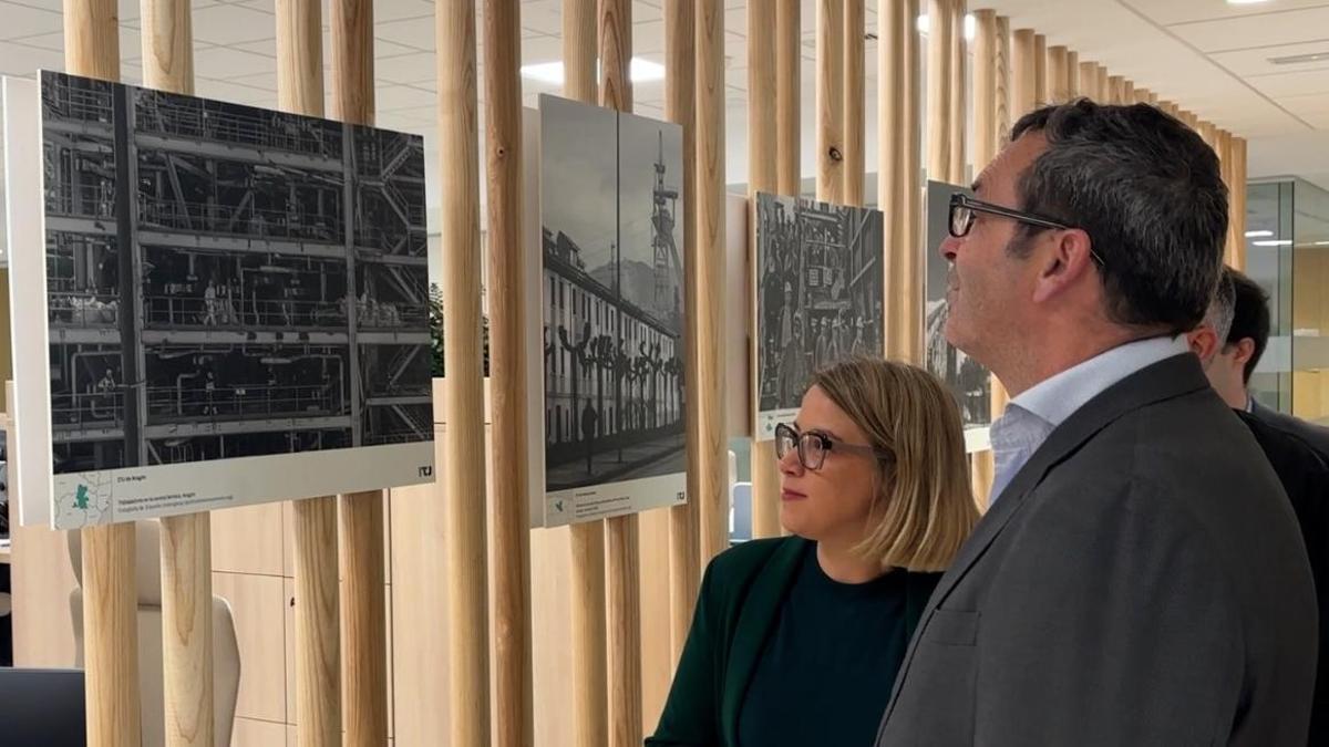 La directora del Instituto para la Transición Justa (ITJ), Judit Carreras, y el alcalde de Andorra, Rafael Guía, el pasado martes.