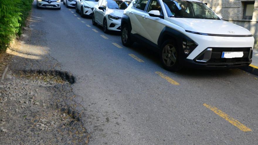 Las ambulancias sufren los baches del centro de salud