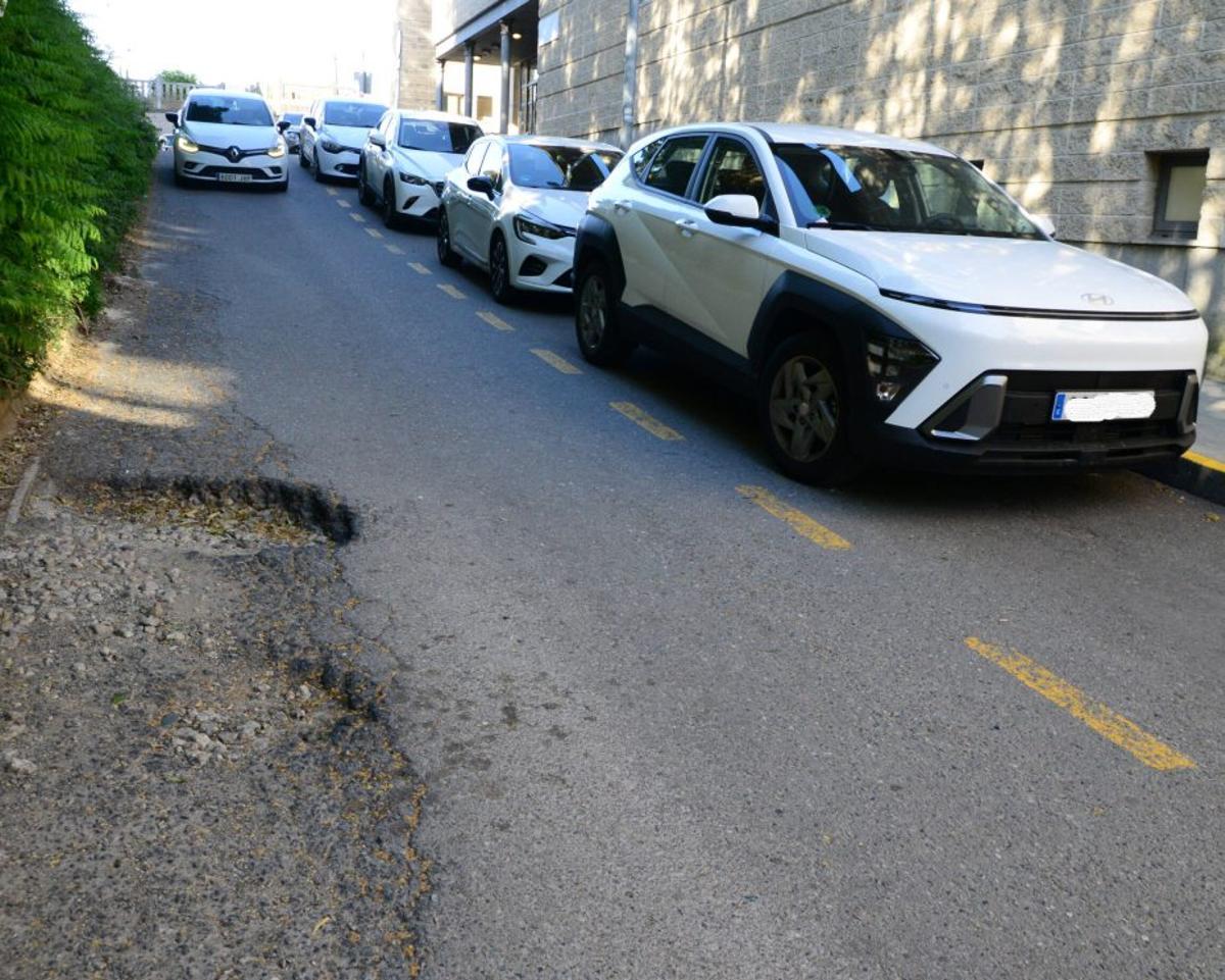 Baches en la calle de acceso al centro de salud de Cangas. | GONZALO NÚÑEZ
