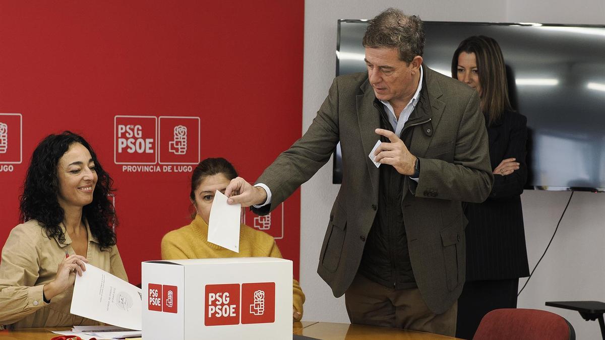 El candidato del PSdG, Xosé Ramón Besteiro, vota en la consulta sobre los pactos de investidura.