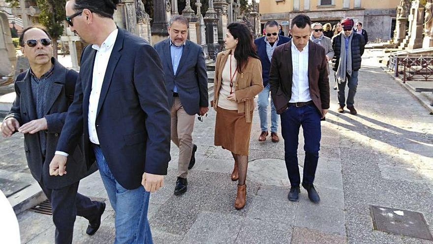 Jordi VilÃ , izquierda, y AntÃ²nia MartÃ­n, centro, durante el recorrido.