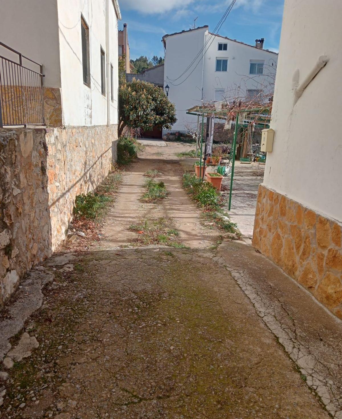 La Audiencia Provincial reconoce a los vecinos afectados el derecho a utilizar la cancela, porque el este tramo de vial es suyo.