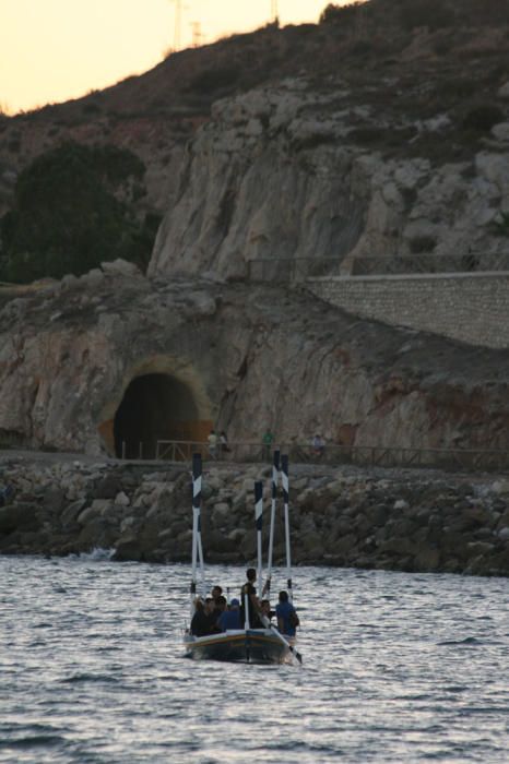 La Asociación de Amigos de la Barca de Jábega celebró el pasado lunes el solsticio de verano en la playa de La Araña con paseos en barca de jábega, sones de caracolas y lectura de poemas y relatos