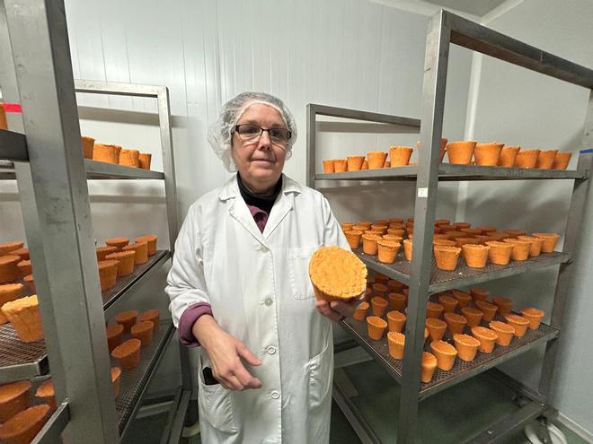 EN IMÁGENES: La quesería La Arquera y El Guaje, de Salas, "a pleno rendimiento" en la producción de Afuega'l Pito