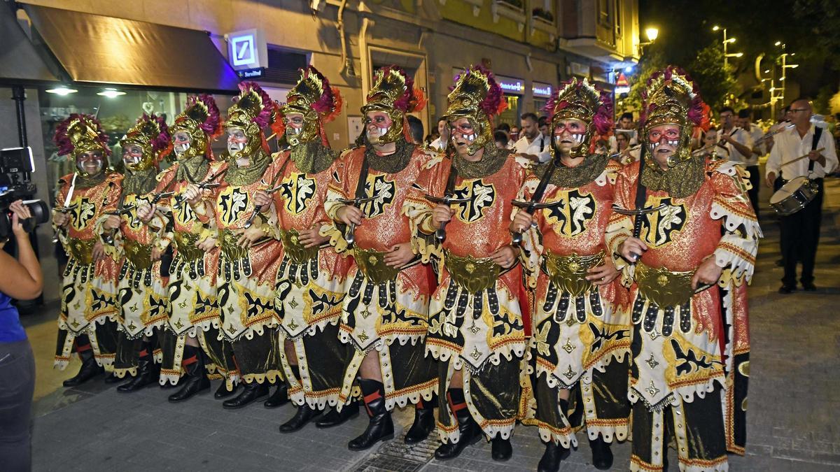 Desfile de Moros y Cristrianos en Alzira, en una imagen de archivo.