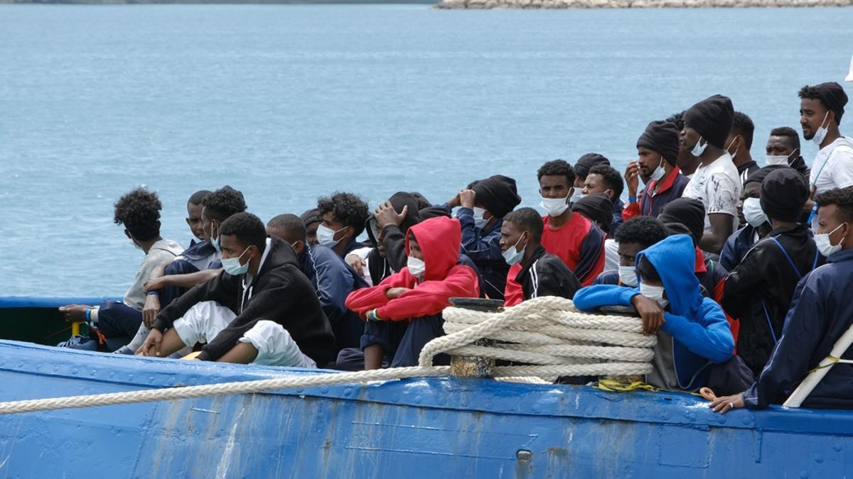 Llegada a Pozzallo del barco de rescate alemán llamado Seawatch3 con 300 migrantes de Libia.