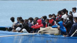 Llegada a Pozzallo del barco de rescate alemán llamado Seawatch3 con 300 migrantes de Libia.