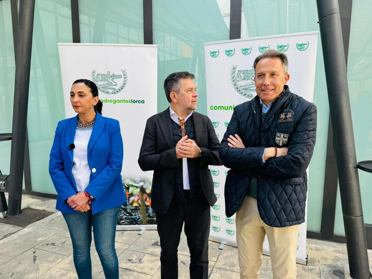 Sara Rubira, Juan Marín y Fulgencio Gil, en los momentos previos a la asamblea.
