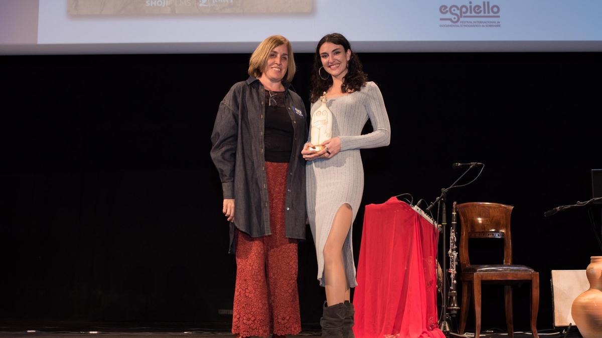 Sara Sarrablo con su premio Espiello Choven.