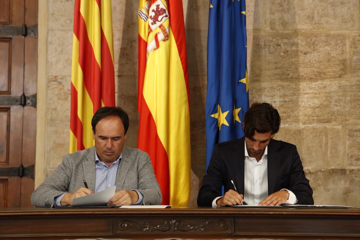 Colas en les Corts para el nombramiento de Ferran Torres en imagen y embajador de la Comunitat Valenciana