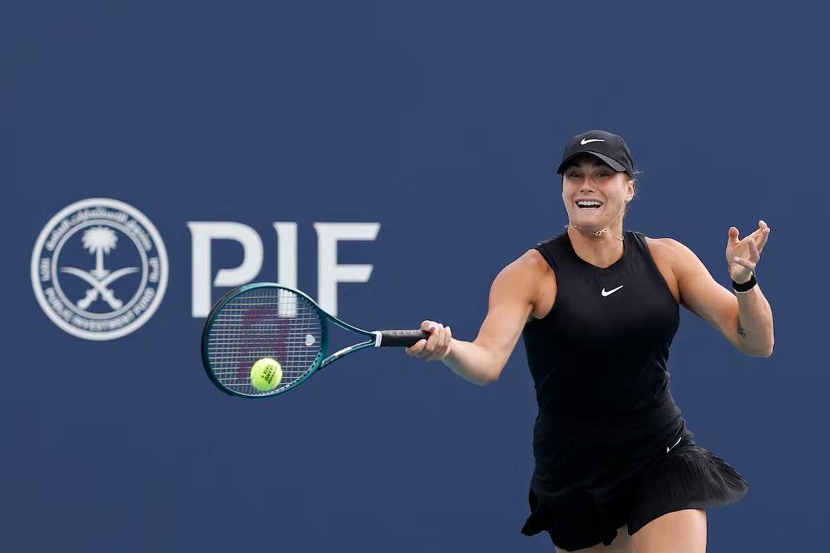 Aryna Sabalenka, en la pasada edición del Miami Open. De fondo, el logo del Fondo de Inversión Pública saudí.