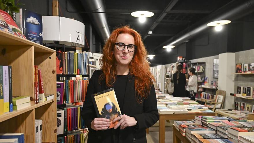 La escritora Bibiana Candia recupera la historia de las cigarreras de A Coruña en 'Lar': "La heroicidad moderna es sobrevivir con un sueldo"