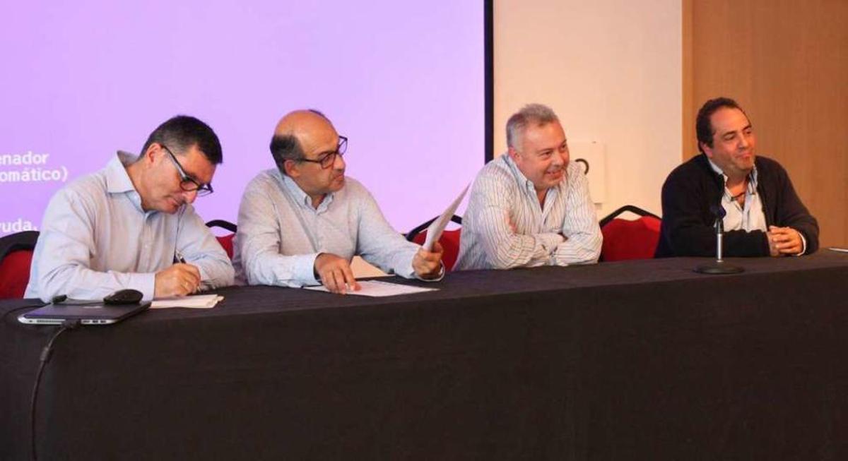 De la Ballina, Ruiz, Fraiz y Armenteros, ayer, en la mesa redonda del curso. // Bernabé / Wendy Carolina