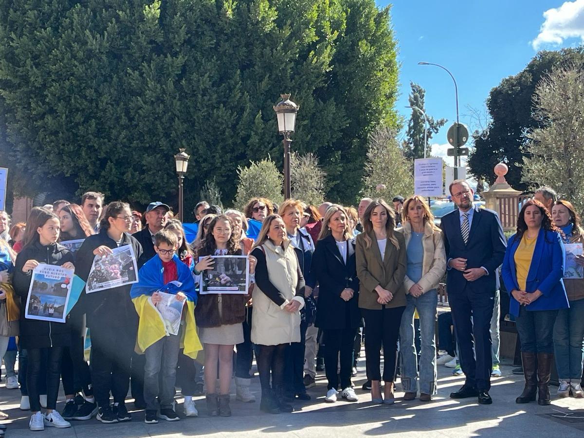 La consejera Conchita Ruiz, junto a autoridades municipales, este sábado en la Glorieta de Murcia durante el acto en apoyo a Ucrania.